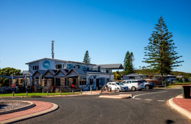 Burns Beach, Perth, Avustralya, Mart 2020 'de Açık Gök Altında Sahil Kafe ve Restoran Otoparkı