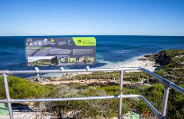 Quindalup Kumulları hakkında bilgi işareti manzaralı Iluka gözcüsü, Perth, Avustralya, Mart 2020