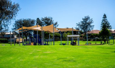 Gölge Yelkenli Sunny Park Bahçesi ve Yeşil Çimen Burns Sahili, Perth, Avustralya, Mart 2020