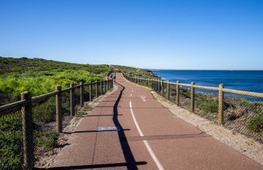 Okyanus ve Yeşil Arazi Altındaki Sahne Sahil Yolu Burns Sahili, Perth, Avustralya, Mart 2020