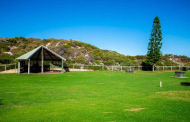 Pavilion ve Yeşil Çimen Altında, Iluka önsahil parkında, Perth, Avustralya, Mart 2020