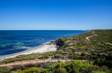 Iluka, Perth, Avustralya 'da Açık Mavi Okyanus ve Engebeli Yeşil Sahil Yolu, Mart 2020