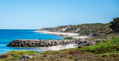Burns Beach, Perth, Avustralya, Mart 2020 'de Sakin Okyanuslu Bir İskele ve Kumsal Manzarası