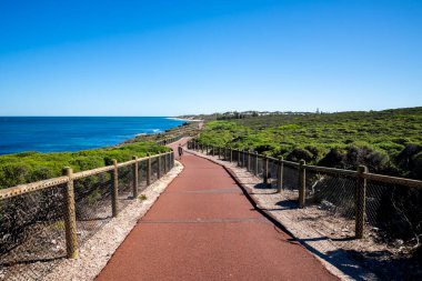 Iluka ile Sahne Okyanusu ve Yeşil Peyzaj, Perth, Avustralya arasındaki Sahil Yolu, Mart 2020