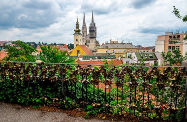 Zagreb, Zagreb, Hırvatistan, Haziran 2019 Katedrali Güzel Şehir Manzaralı Bir Çite Kilitlendi
