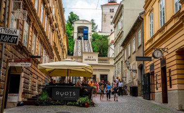 Zagreb şehir merkezinde Cafe ve Ünlü Füniküler Demiryolu ile Büyüleyici Tarihi Sokak, Zagreb, Hırvatistan, Haziran 2019