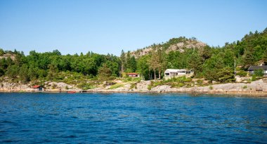 Yazın Fjord, Stavanger, Norveç, Haziran 2018 'de Orman Sahil ve Kulübeleri ile Sahne Manzarası