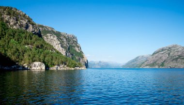Güneşli bir yaz günü, Lysefjord Dağları ve Sakin Suyla Sahne, Stavanger, Norveç, Haziran 2018