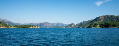 Lysefjord Girişinin Uzak Görüntüsü Çevrelenmiş Dağlar, Stavanger, Norveç, Haziran 2018