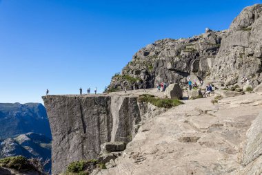 Güneşli bir günde Kürsü Kayalıklarını Keşfeden Turistler, Stavanger, Norveç, Temmuz 2018