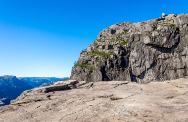 Güneşli bir günde Rocky Cliff View ile Kürsü Kayası Kıyısı, Stavanger, Norveç, Temmuz 2018