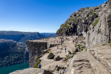Lysefjord ve Çevresindeki Dağlar, Stavanger, Norveç, Temmuz 2018 'e Bakan Sahne Kayası Uçurumundaki Yürüyüşçüler