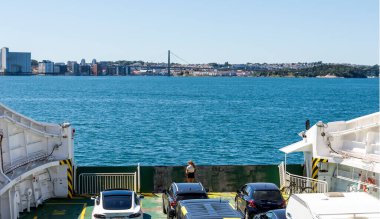 Tau 'dan Stavanger' a, Stavanger, Norveç, Temmuz 2018 'de Feribot Güvertesinden Arabalı Manzara