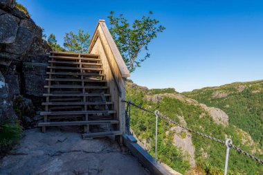 Orman Kanyonu, Stavanger, Norveç, Temmuz 2018 'de Rocky Preikestolen Hiking Patikası' nda Tahta Merdiven