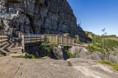Rocky Preikestolen Hiking Patikası 'nda Rocky Uçurumu' nda Manzaralı Ahşap Yol, Stavanger, Norveç, Temmuz 2018