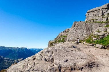 Yürüyüşçüler Yamaçtan Önceki Kaya Bakış Alanı 'na, Stavanger, Norveç' e, Temmuz 2018 'e