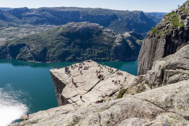 Lysefjord Fjord, Stavanger, Norveç, Temmuz 2018 'e Bakan Ünlü Kürsü Kayalıkları Dramatik Görünümü