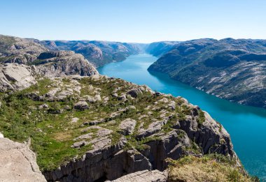 Rocky Plato 'nun engebeli arazisi ve Uzun Gergin Lysefjord Fjord, Stavanger, Norveç, Temmuz 2018