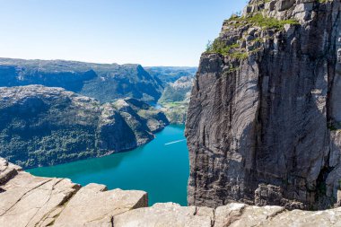 Dağlar ve Uçurum oluşumları, Stavanger, Norveç, Temmuz 2018 ile çevrili Güzel Lysefjord Fjord 'un Çarpıcı Hava Manzarası