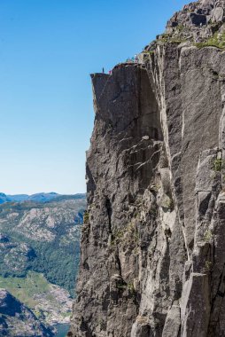 Uzak Dağlar ve Manzaralı Majestic Cliffside View Under Sunny Skies, Stavanger, Norveç, Temmuz 2018