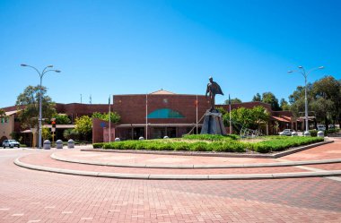Wanneroo İdaresi önünde Merkez Heykeli olan Modern Şehir Plazası, Wanneroo, Avustralya, 24 Mart 2020