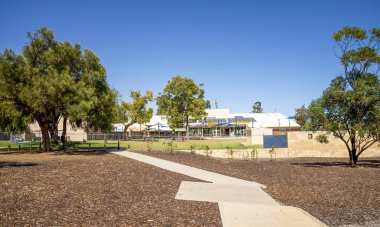 24 Mart 2020 'de Bert Tongo Park Wanneroo' dan Aquamotion Yüzme Havuzu Binası 'na Bakış