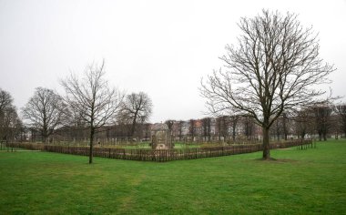 16 Nisan 2018 'de Danimarka, Kopenhag' daki Rosenhag Kalesi 'nin bitişiğindeki Parkland' da Hedges tarafından çevrelenen sahne.