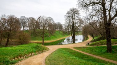 Pathways ile Manzaralı Park Manzarası ve Kastellet Kalesi Kompleksi 'nde Yansıtıcı Hendek, Kopenhag, Danimarka, 16 Nisan 2018