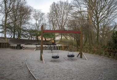 Kopenhag, Danimarka 'da Sakin Bir Bahar Günü' nde Lastik Salıncaklı Açık Park Çocuk Bahçesi, 16 Nisan 2018