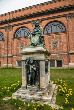 Asmus Jacob Carstens 'ın Bronz Heykeli Melek Heykeli ve Sarı Çiçekler, Kopenhag, Danimarka, 16 Nisan 2018