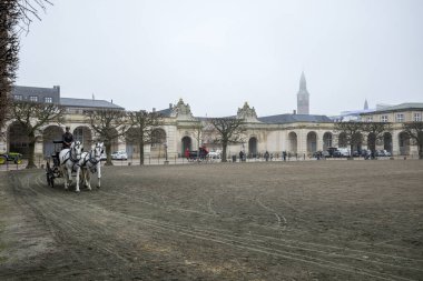 Kopenhag, Danimarka 'daki Christiansborg Sarayı' nın önündeki Büyük Açık Avluda Tarihi At Arabası, 16 Nisan 2018