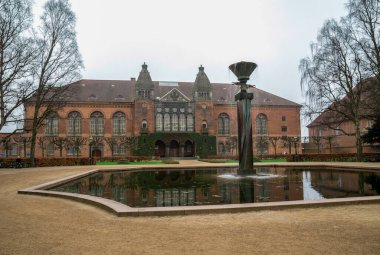 Kraliyet Kütüphanesi Bahçesi Süslü Çeşme ve Sığ Su Havuzu, Kopenhag, Danimarka, 16 Nisan 2018