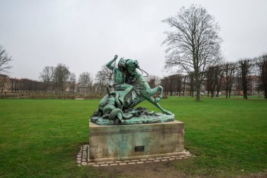 Thomas Brock 'un 16 Nisan 2018' de Kongens Parkland ve Bahçeleri, Kopenhag 'da Yılan Dövüşü' nü temsil eden Bronz Heykel.