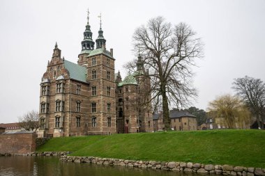 Sahne Rosenborg Kalesi Çevrelenmiş Lush Yeşillik ve Hendek Suları, Kopenhag, Danimarka, 16 Nisan 2018