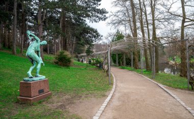 Botanik Bahçesinde Klasik Bronz Heykeli olan Manzaralı Park Yolu, Kopenhag, Danimarka, 16 Nisan 2018