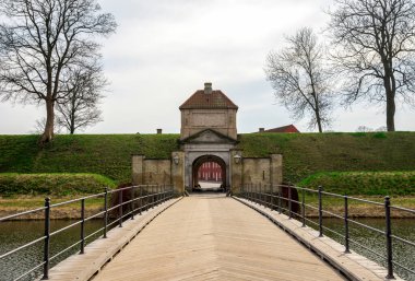 Tarihi Kastellet Kalesi Köprüsü ile Tarihi Tuğla Geçidi Çevrelenmiş Yeşil Peyzaj, Kopenhag, Danimarka, 16 Nisan 2018