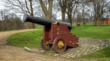 Kastellet Kale Kompleksi, Kopenhag, Danimarka 'da Tarihi Park' ta 16 Nisan 2018 'de Antik Topçu Yolu