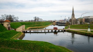 Tarihi Kastellet Kalesi 'nden Köprü Geçidi. Arka planda Aziz Albans Kilisesi, Kopenhag, Danimarka, 16 Nisan 2018