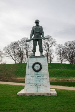 Kopenhag, Danimarka 'da 16 Nisan 2018' de Kastellet Kalesi Girişinde Asker Heykeli 'ni onurlandıran Bronz Heykel