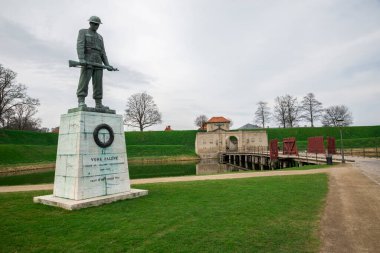 Kastellet Kalesi Kompleksi, Kopenhag, Danimarka 'ya 16 Nisan 2018' de Bir Köprü Önünde Tüfekli Asker Anıtı
