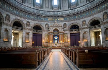 16 Nisan 2018 'de Danimarka' nın Kopenhag şehrinde bulunan Altar ve Koltuklu Frederiks Lutheran Kilisesi 'nin Büyük İç Görünümü