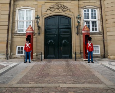 Kraliyet Muhafızları Tarih Öncesi Amalienborg Sarayı Girişi, Kopenhag, Danimarka, 16 Nisan 2018