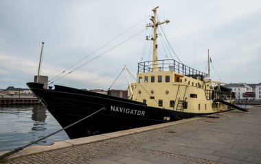 Kopenhag, Danimarka 'da Bulutlu Gökler Altında Sakin Bir Limanda Liman Gemisi Adı Verildi, 16 Nisan 2018