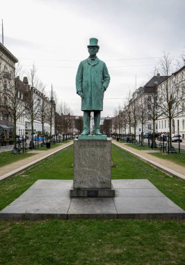 Carl Frederik Tietgen 'in Çağdaş Mimari, Kopenhag, Danimarka, 16 Nisan 2018' de çevrelenen Sahne Bulvarı üzerindeki heykeli