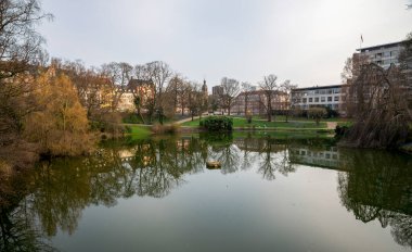 Huzurlu Orstedsparken Parkı Yansıtıcı Göl ve Idyllic Urround, Kopenhag, Danimarka, 16 Nisan 2018