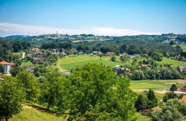 Rolling Hills 'in Kırsal Evleri ve Uzak Kilisesi, Rogaska Slatina, Slovenya, 20 Haziran 2019