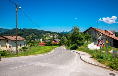 Kırsal Yol Kırsal Kır Evleri ve Uzak Yeşil Orman Tepeleri, Rogaska Slatina, Slovenya, 20 Haziran 2019