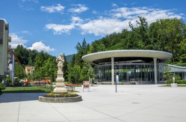 Bir Şehir Meydanı 'ndaki Modern Pavilion Tıp Merkezi ve Manzarası Heykeli, Rogaska Slatina, Slovenya, 20 Haziran 2019