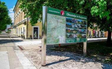 Turizm Ziyaretçi Merkezi 'nde Bölge Haritası ve Yerel Cazibesi Olan Turizm Bilgi Kurulu, Rogaska Slatina, Slovenya, 20 Haziran 2019