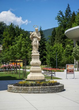 Şehir meydanındaki Yuvarlak Çiçek Yatağının Ortasındaki Zarif Heykel, Rogaska Slatina, Slovenya, 20 Haziran 2019